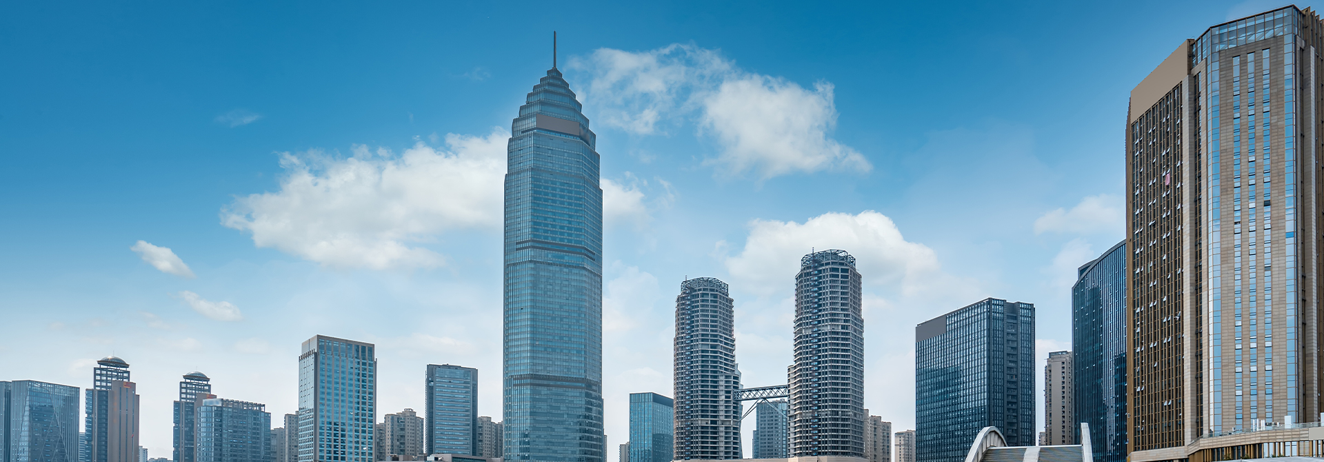 A tall building with many skyscrapers in the background.